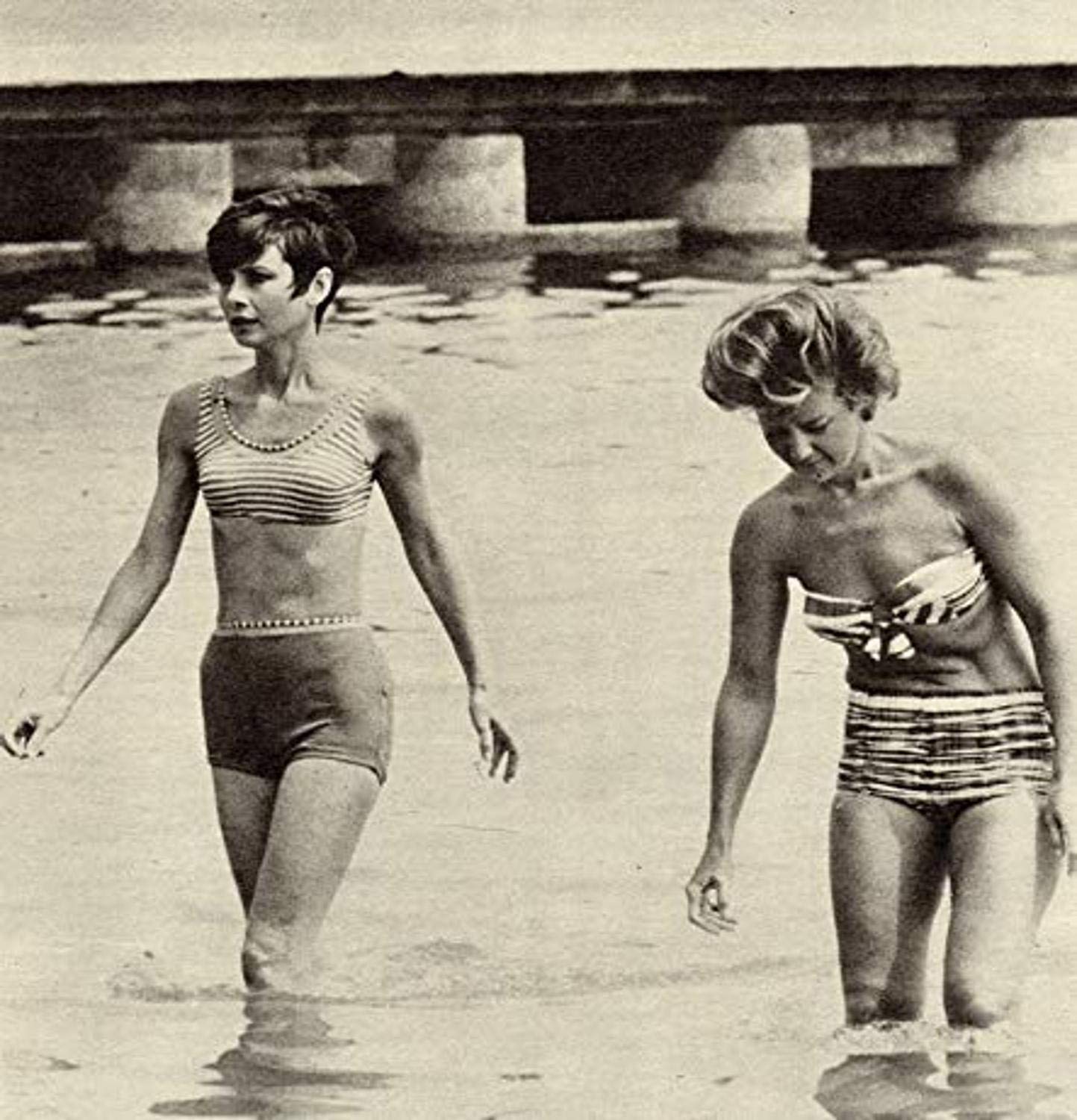 Amazon.com: Posterazzi DAP11605 Audrey Hepburn-in Water Photo